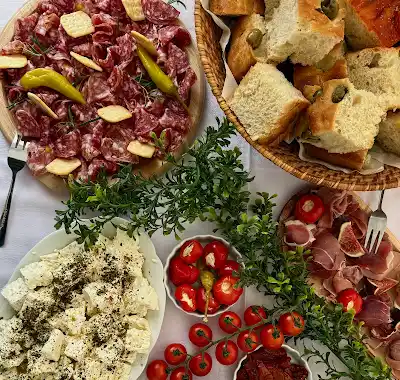 Originalaufnahme von Antipasti, Brot und feinen Häppchen