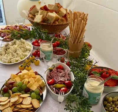 Originalaufnahme feiner Käse-, Obst- und Antipasti-Auswahl