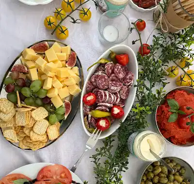 Originalaufnahme einer Käse- und Antipasti-Auswahl