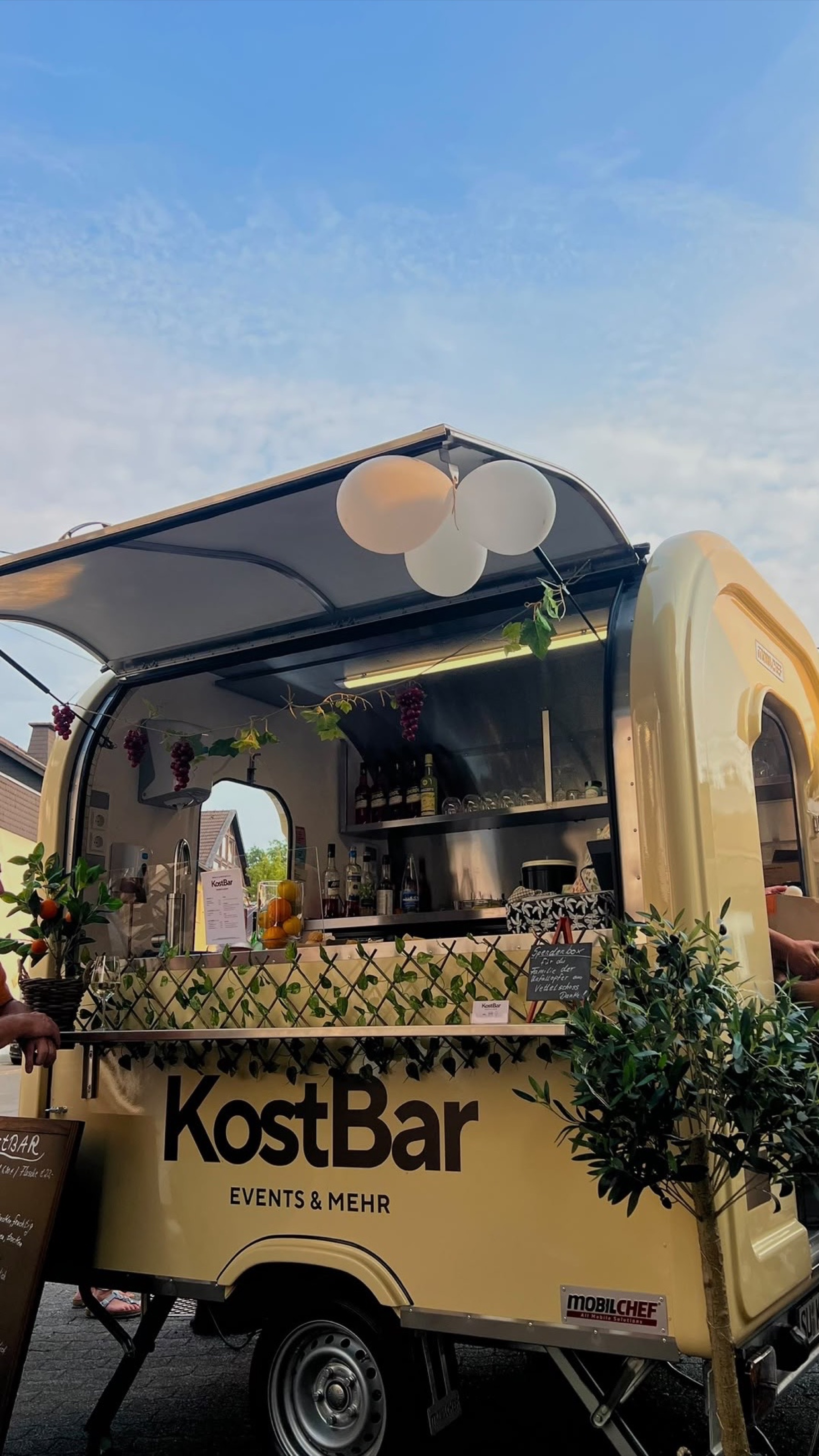 Originalaufnahme des dekorierten KostBar Wagens mit Ballons