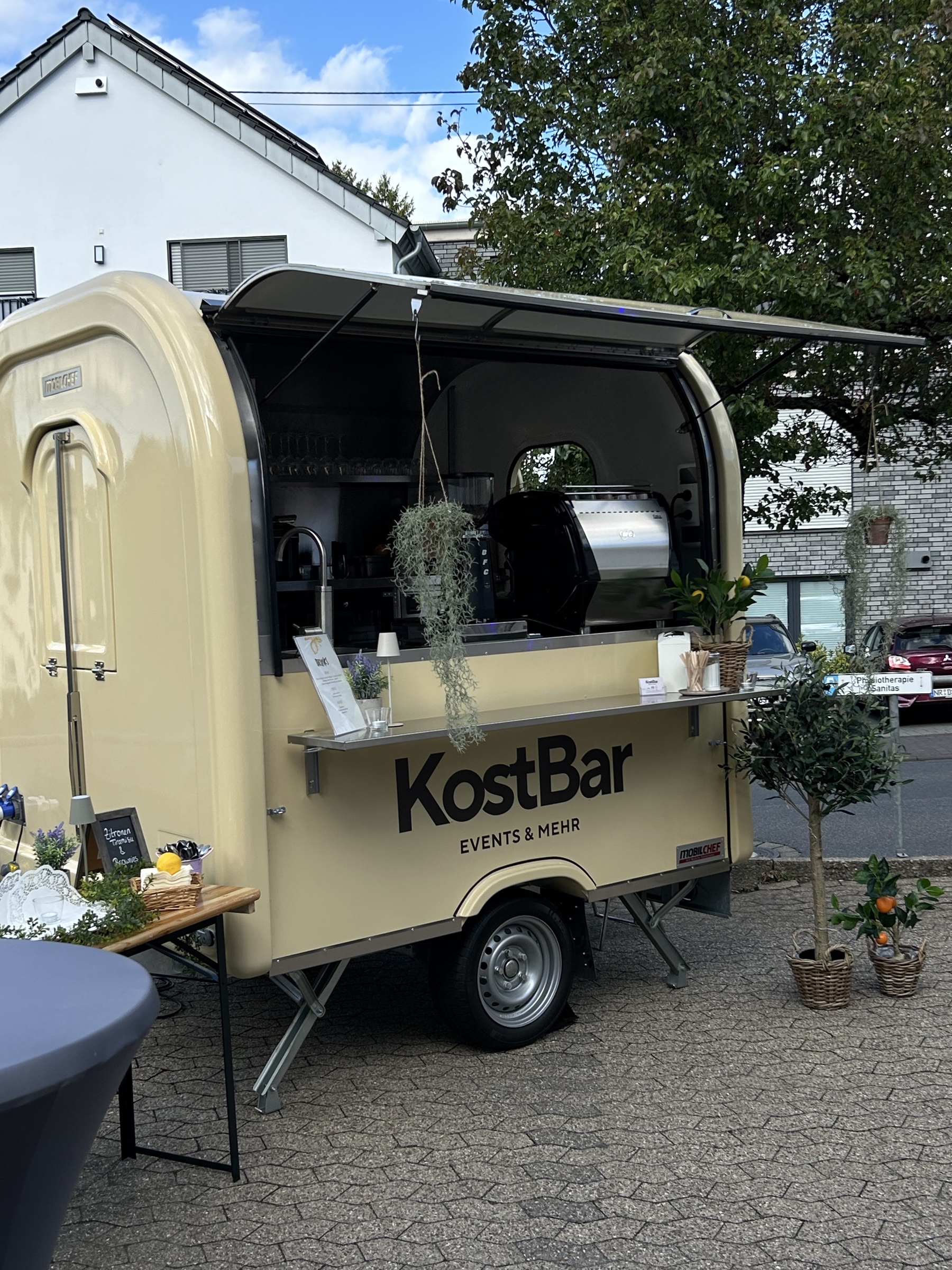 Originalaufnahme des KostBar Wagens mit Kaffee-Station